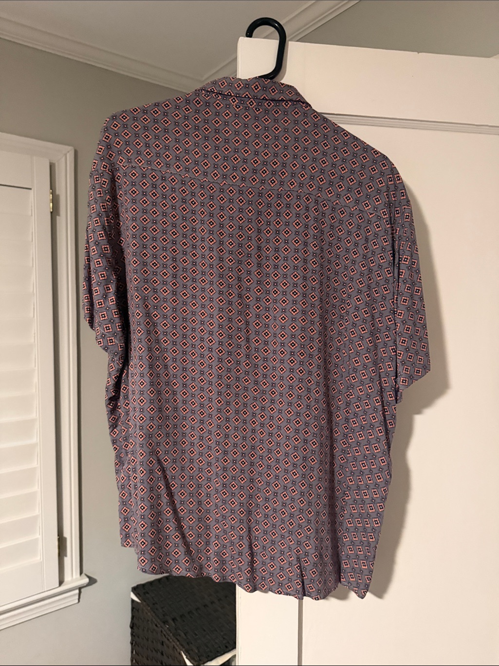 Nwot Men's Short-Sleeve Button-Down Shirt In Blue With Pink Diamond Print — image 3 of 3
